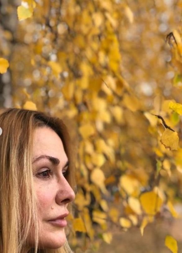 Ольга Сумская в Полтаве в осеньих листьях.