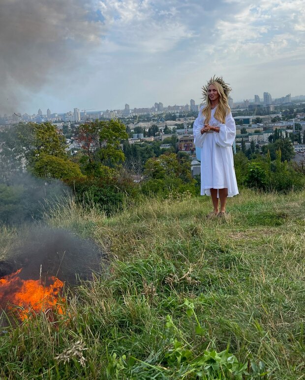 Оля Полякова сожгла в костре кокошник