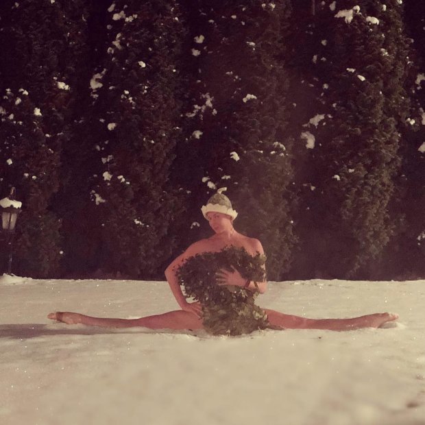Гола Волочкова зробила шпагат на снігу