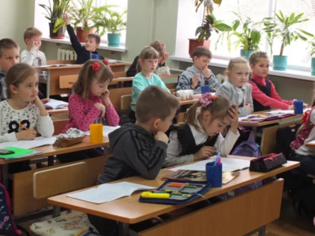 Школа, учні, кадр з відео