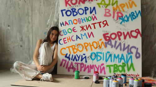 Известная художница Соня Морозюк устроила арт-перформанс и разукрасила столичный ТРЦ Gulliver