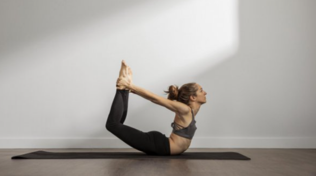 Поза Дханурасана