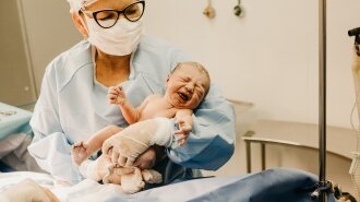 В разгар пандемии: украинка с СOVID-19 родила ребенка. Что известно?