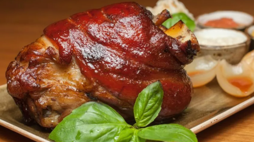 Смачніше ковбаси та шашлику: як приготувати смачну свинячу рульку в духовці
