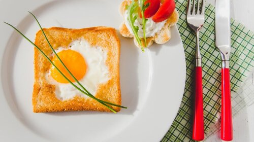 Завтрак в постель за 10 минут: вкусная  яичница с романтическим подтекстом