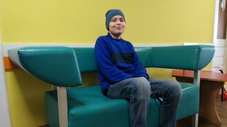 У 17-летнего Яниса опухоль мозга: мама умоляет помочь спасти сына