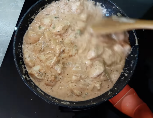 Простой и вкусный обед – куриное филе в нежном соусе: съедят вместе с ложкой