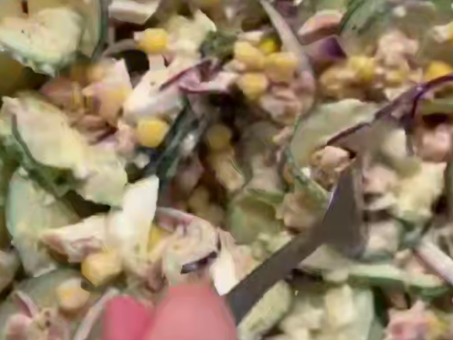 Освіжаючий салат з тунцем, кадр з відео