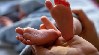 Украинка родила сына в собственной машине по дороге в больницу (ВИДЕО)