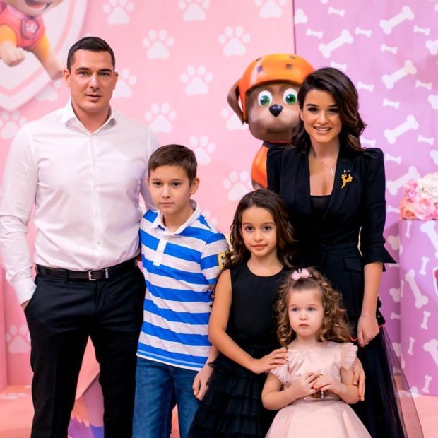 Ксения Бородина с семьей на дне рождения дочери Теоны и открытии бизнеса (фото Instagram)