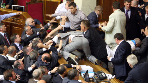 Мережу розсмішило кумедне фото, на якому депутати намагаються заховати телефон (фото і відео)