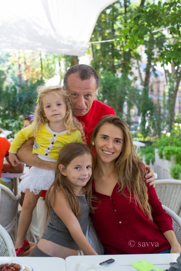 Савва Либкин со второй женой Лилией и дочерьми Софи и Мией