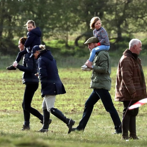 Кейт Миддлтон, принц Уильям на прогулке с детьми