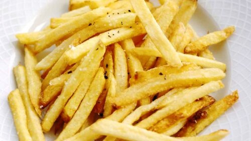 Без грамма масла и жира: Хрустящая картошка фри за 10 минут – просто почистить, порезать  и запечь