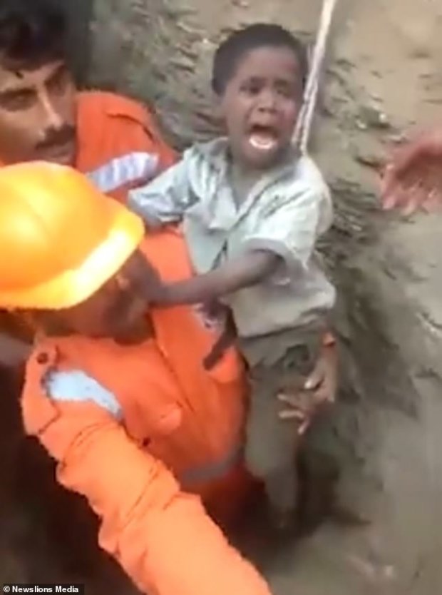 Мальчик 16 часов пробыл в колодце, пока до него добирались спасатели