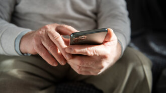 Пенсионеры получат от государства бесплатные смартфоны: что нужно сделать, чтобы получить гаджет