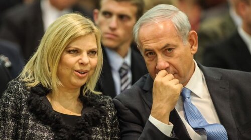 Жена премьер-министра Израиля бросила на землю предложенный каравай в украинском аэропорту