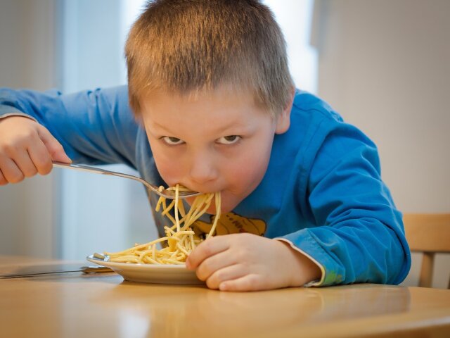 Їжа. Дитина. Фото: Andreas Breitling із сайту Pixabay