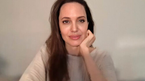 После пережитой онкологии: 45-летняя Джоли облилась водой и показала свой «запретный плод» под футболкой