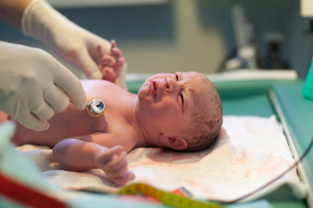 Процедуры, которые ждут новорожденного в роддоме