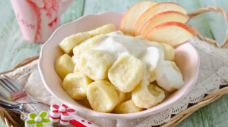 Lazy dumplings of cottage cheese with sour cream and apples