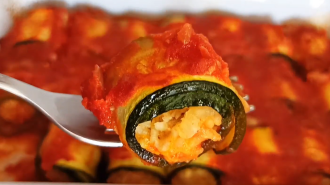 Рулети з кабачків з фаршем у томатній пасті