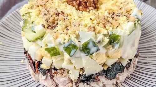 Листковий салат з курячого філе і чорносливом – відмінна альтернатива доволі набридлому «Олів'є» та «Мімозі»