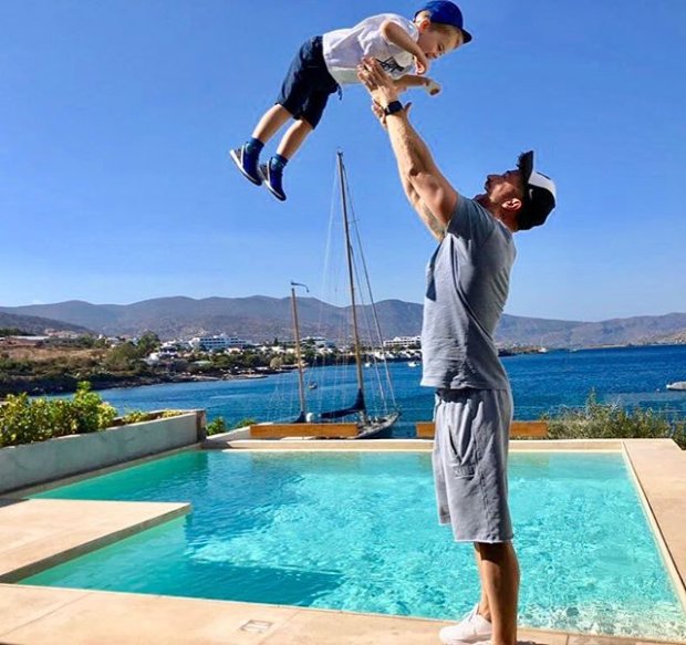 Сергей Лазарев отдыхает с сыном в Греции