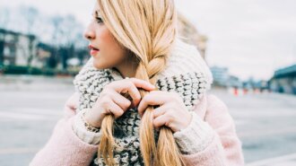 Як доглядати за волоссям взимку: найкращі способи