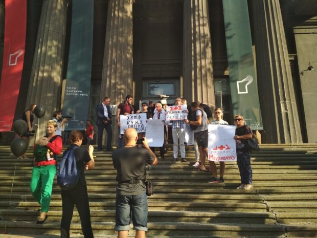 Активісти намагаються зірвати презентацію «Танців» з-за Марченко