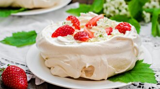 beze-pavlova-tort-klubnika