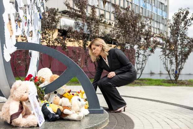 Елена Зеленская посетила мемориал памяти жертв обстрела Винницы