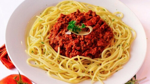 Що приготувати на вечерю: смачні спагетті з м'ясним фаршем і томатною пастою