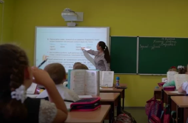 Школа, учитель, урок, кадр из видео