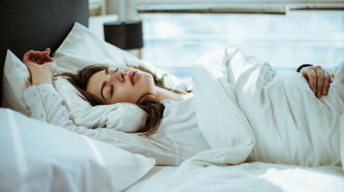 Вчені назвали саму корисну позу для сну