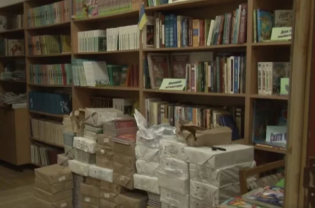 Бібліотека, книги, кадр з відео