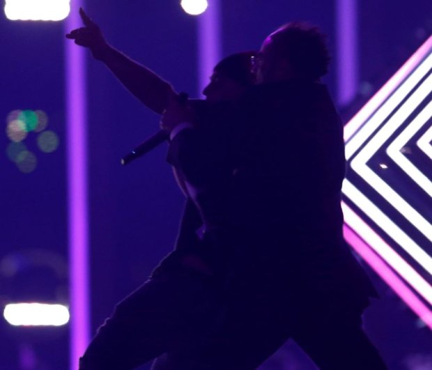 Финал Евровидения 2018: на сцену выбежал мужчина и начал петь
