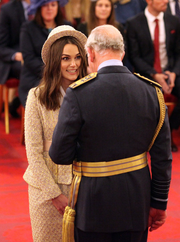 Кира Найтли получает Орден из рук принца Чарльза
