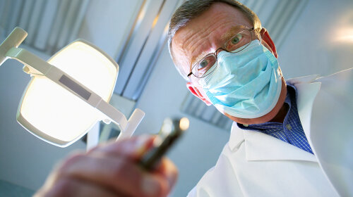 Немецкий дантист удалил пациенту самый длинный зуб в мире (фото и видео)