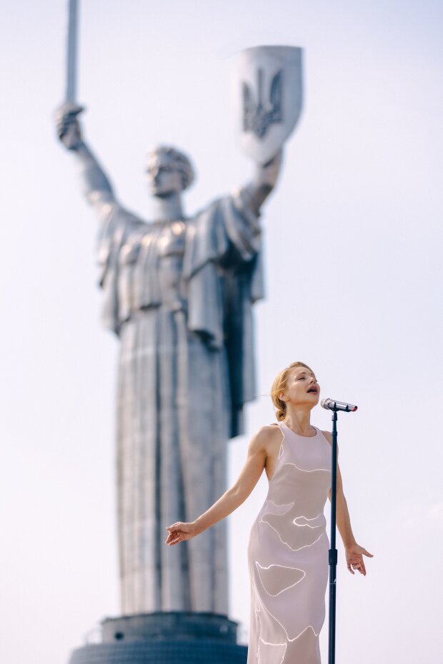 Кароль у силуетній сукні чуттєво заспівала на тлі монумента "Україна-Мати"