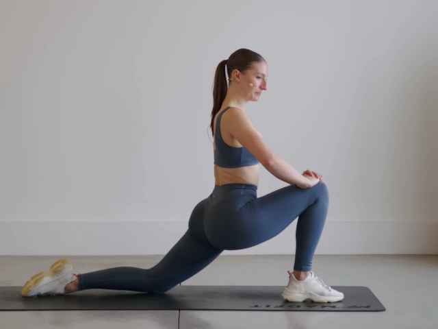 Растяжка, спорт, упражнения, кадр из видео