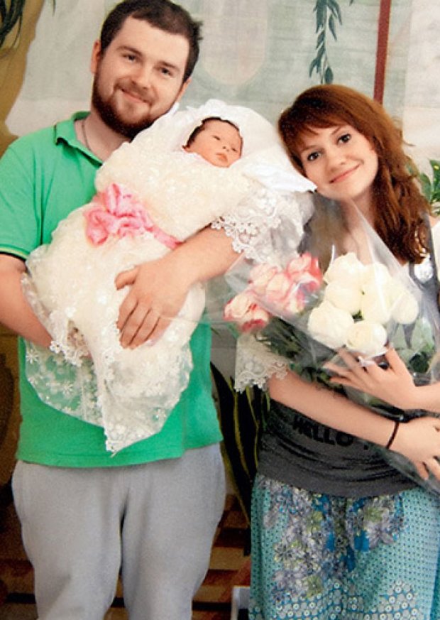 Павло Сердюк з новонародженою дочкою Сонею