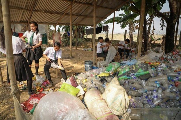 Учні сортують сміття