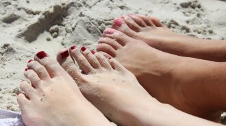 "Не варто робити педикюр перед поїздкою на море": лікар розповіла, як правильно доглядати за ногами влітку