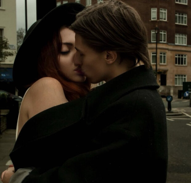 Мария Полякова страстно целуется с бойфрендом и показывает непристойный жест