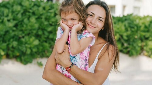 Бій подушками та обнімашки: Ілона Гвоздьова розповіла, як розважає 5-річну дочку на самоізоляції – лайфхаки для батьків
