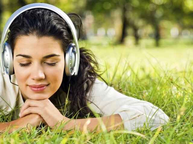 Girls_In_the_headphones_on_the_grass_025125_