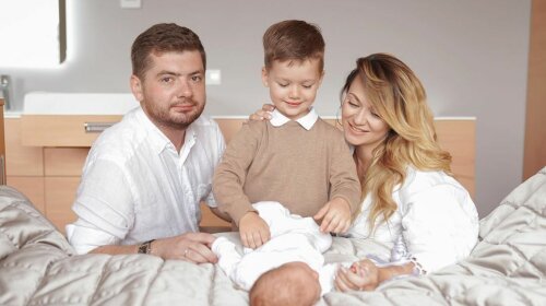 В обнимку с братом: звезда "Сватов" впервые показала новорожденного сына