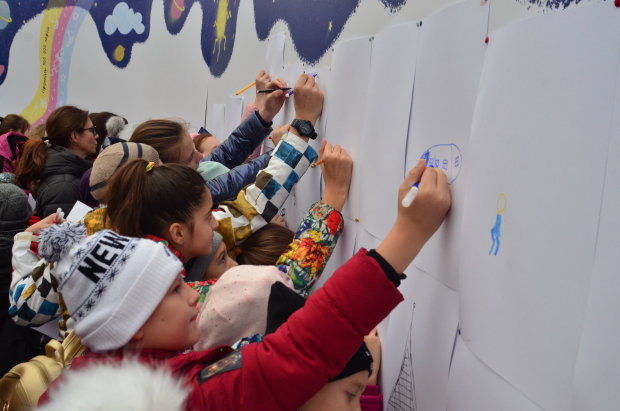 Дети в рамках арт-марафона нарисовали свои мечты