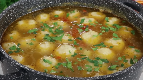 Куриный суп с сырными шариками. Фото: скриншот YouTube